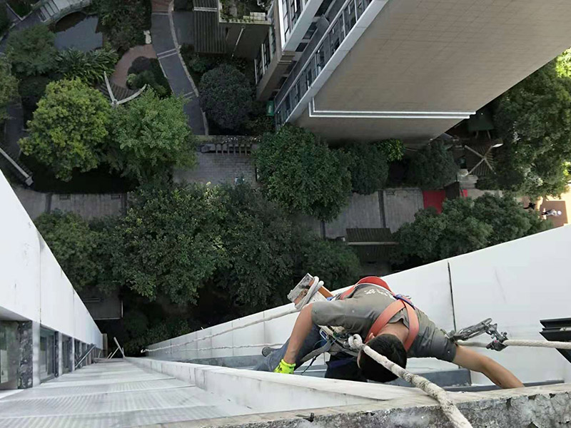 外墻窗戶打膠：在給斷橋鋁門窗打膠的時(shí)候，如果需要在室外才能打膠的話，必須在室外打膠，因?yàn)槿绻銖?qiáng)在室內(nèi)進(jìn)行打膠的話，顯然打出來(lái)的膠會(huì)不均勻，這樣就起不到防水的作用了。其次，在給斷橋鋁門窗打膠的時(shí)候，需要將斷橋鋁門窗邊上的膠帶給處理掉，不要粘在上面就進(jìn)行打膠防水了，這個(gè)也是比較重要的，否則時(shí)間久了之后，膠帶脫膠，防水效果就沒(méi)有了。之后，在給斷橋鋁門窗打膠的時(shí)候，盡可能的使用滿膠，然后用上另外一罐膠繼續(xù)打，這樣打不出來(lái)不美觀之外，還會(huì)出現(xiàn)氣泡，防水效果極差。接著，在給斷橋鋁門窗打膠之前，適當(dāng)?shù)男迯?fù)一下需要打膠的位置，尤其是有一些水泥等藏起來(lái)的物體，因?yàn)槟鞘菚?huì)影響打膠后的效果的，需要處理好再打膠，效果會(huì)好很多。最后，需要處理掉周圍多余的膠，如果出現(xiàn)明顯的氣孔的話，我們只能適當(dāng)補(bǔ)膠，需要用小的頭子來(lái)補(bǔ)膠。