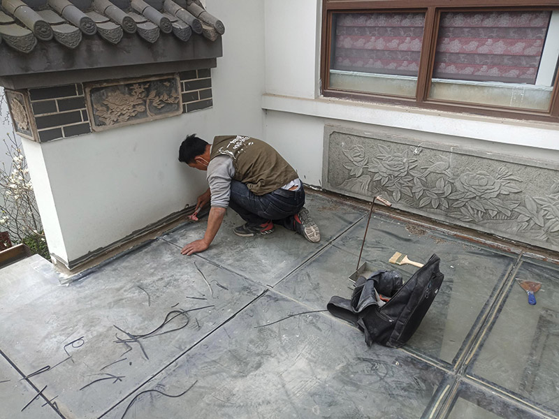 舊防水基層鏟除：1、清除空鼓，用水打濕墻面白粉層后鏟掉墻皮。裝修正式開始前，建議用切割機(jī)根據(jù)空鼓大小進(jìn)行切割清除，除去日后裂縫隱患。 2、清除浮灰，用界面劑輥刷墻面。用粗毛鋼刷去除墻面浮塵，然后整個(gè)墻面用界面劑輥刷一遍，或者用界面劑拉毛處理，增強(qiáng)封固層和找平層之間的附著力。在界面劑的選擇上，建議使用質(zhì)量稍微好一些的“界面處理劑”，市場上一般有分為高分子乳液性界面劑、水溶性高分子界面劑、淀粉類界面劑等。