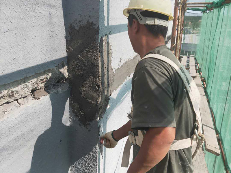 廠房外墻裝修：抹灰前基層表面的塵土，污垢，油漬等清zhi除干凈，并撒水濕潤(rùn)。當(dāng)抹灰總厚度≥35mm時(shí)，采取加強(qiáng)措施。不同材料基體交接處表面的抹灰，應(yīng)采取防止開(kāi)裂的加強(qiáng)措施。外墻抹灰工程施工前先安裝鋼木門窗框、護(hù)欄等，并應(yīng)將墻上的施工孔洞堵塞密實(shí)。室內(nèi)墻面，柱子面和門洞口的陰陽(yáng)角應(yīng)做法應(yīng)符合設(shè)計(jì)要求。設(shè)計(jì)無(wú)要求時(shí)，采用1:2水泥砂漿做暗護(hù)角，其高度不低于2m，每側(cè)寬度不小于50mm。