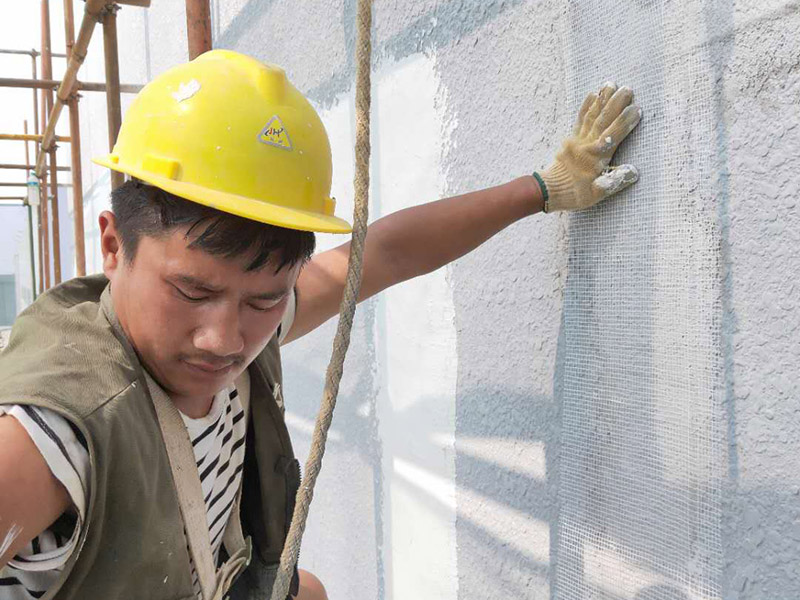 廠房外墻裝修：抹灰前基層表面的塵土，污垢，油漬等清zhi除干凈，并撒水濕潤(rùn)。當(dāng)抹灰總厚度≥35mm時(shí)，采取加強(qiáng)措施。不同材料基體交接處表面的抹灰，應(yīng)采取防止開(kāi)裂的加強(qiáng)措施。外墻抹灰工程施工前先安裝鋼木門窗框、護(hù)欄等，并應(yīng)將墻上的施工孔洞堵塞密實(shí)。室內(nèi)墻面，柱子面和門洞口的陰陽(yáng)角應(yīng)做法應(yīng)符合設(shè)計(jì)要求。設(shè)計(jì)無(wú)要求時(shí)，采用1:2水泥砂漿做暗護(hù)角，其高度不低于2m，每側(cè)寬度不小于50mm。