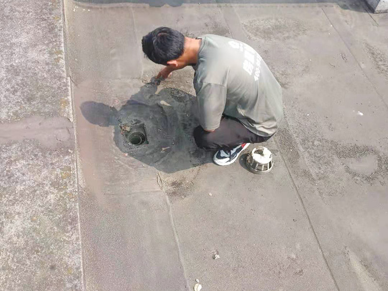 屋面排水口維修：涂膜防水層依附于基層，基層質(zhì)量好壞，直接影響防水涂膜的質(zhì)量。因而在涂膜施工前，應(yīng)對基層進(jìn)行認(rèn)真的檢查和必要的處理，使之達(dá)到涂膜施工的要求。涂料的涂布應(yīng)采取“先高后低、先遠(yuǎn)后近、先立面后平面”的施工順序。同一屋面上先涂布排水比較集中的水落口、天溝、檐口等節(jié)點(diǎn)部位，再進(jìn)行大面積的涂布。用滾刷或毛刷均勻地涂刷多遍，直到達(dá)到規(guī)定的涂膜厚度要求，不得漏底，待涂層干固后，才能進(jìn)行下一道工序。當(dāng)多遍涂布時，每遍涂刷方向應(yīng)與上一遍方向相垂直。