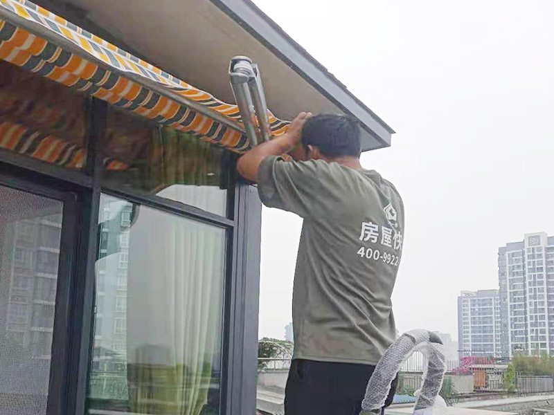 露臺雨棚安裝：在門楣上定位劃水平線，把塑料支架的固定孔距畫下來沖擊鉆打孔，要比膨脹螺絲深一些。   最好兩個人配合安裝，一個人托舉著，一個人安放膨脹螺絲，有4個，扳手?jǐn)Q緊。   接下來的就比較好安裝了.將組合好的雨棚耐力板插入剛才安裝好的雨棚中【支架的卡槽中】，螺絲固定。   全部安裝到位后，要到遠(yuǎn)處看看，雨棚外沿是不是處在一條直線上，如有高有低，放寬膨脹螺絲，調(diào)整一下支架，如果是墻面不平引起的，可用木片或塑料片墊一下。記得膨脹螺絲還要擰緊，不然雨棚會飛跑的。