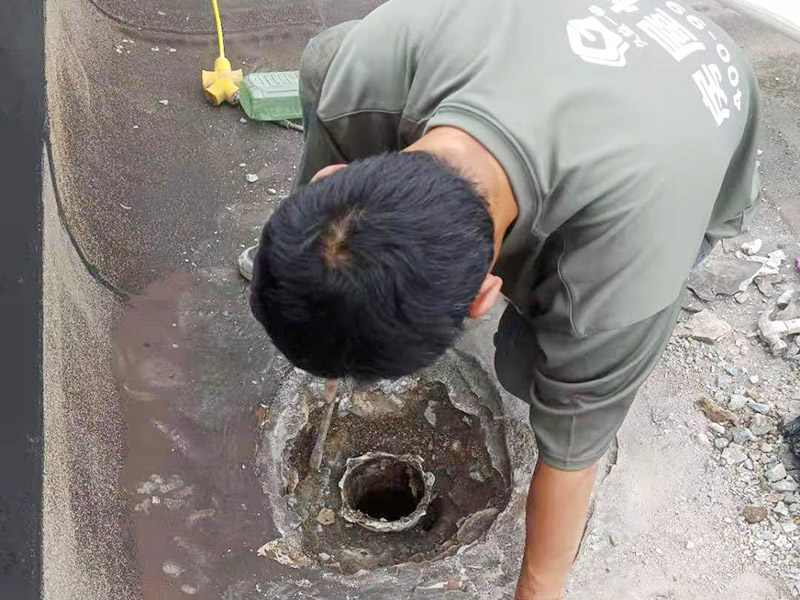 屋頂排水管疏通防水：屋頂排水不做好，不止是樓頂住戶遭殃哦，如果上面沒(méi)問(wèn)題，就是整體防水層出問(wèn)題了，結(jié)構(gòu)板阻水，水從薄弱的地方留出很正常，如果這里在下面堵了，會(huì)從別的地方出來(lái)。首先就先要將周邊清理干凈然后再電鉆疏通維修。