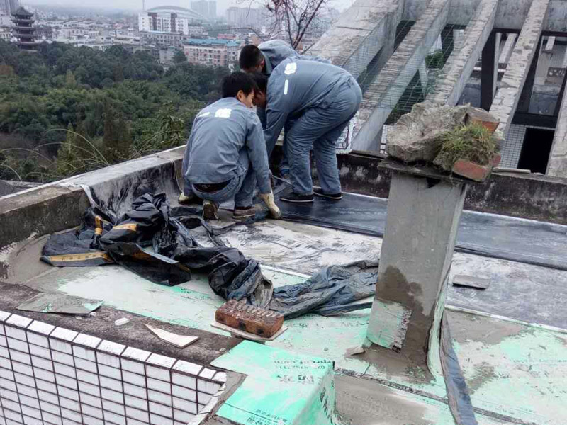 屋頂漏水處理方法盤點，涂刷JS涂料使