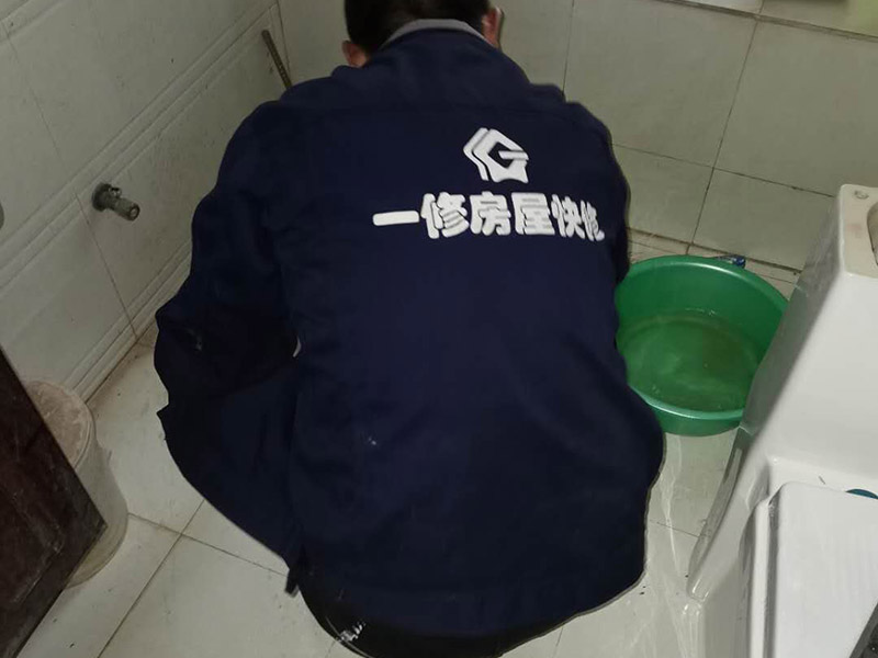 衛(wèi)生間滲水比較輕微，衛(wèi)生間不砸瓷磚做